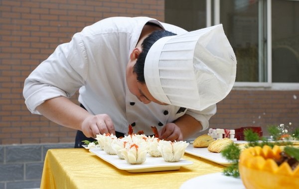 餐飲服務(wù)升級(jí)正當(dāng)時(shí)，服務(wù)模型、員工管理模式的正確打開(kāi)方式是？